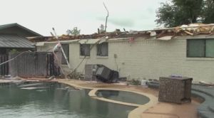 Dommages possibles d'une tornade à North Dallas sur Northhaven Road. (Crédit: CBS 11 News)